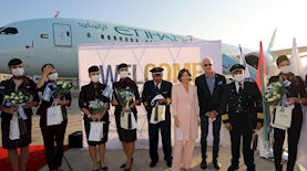 לראשונה - טיסה מסחרית מאבו דאבי נחתה בישראל, צילום: סיון פרג'